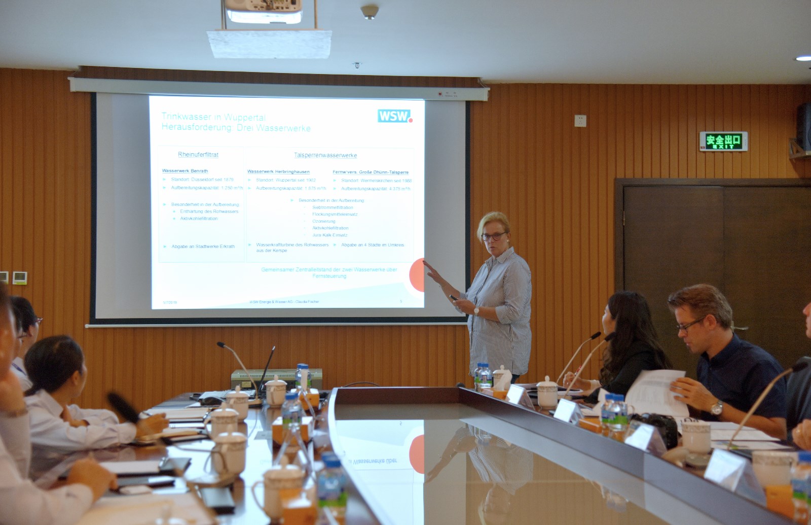 東江水務公司與代表團一行在第六水廠會議室進行座談交流