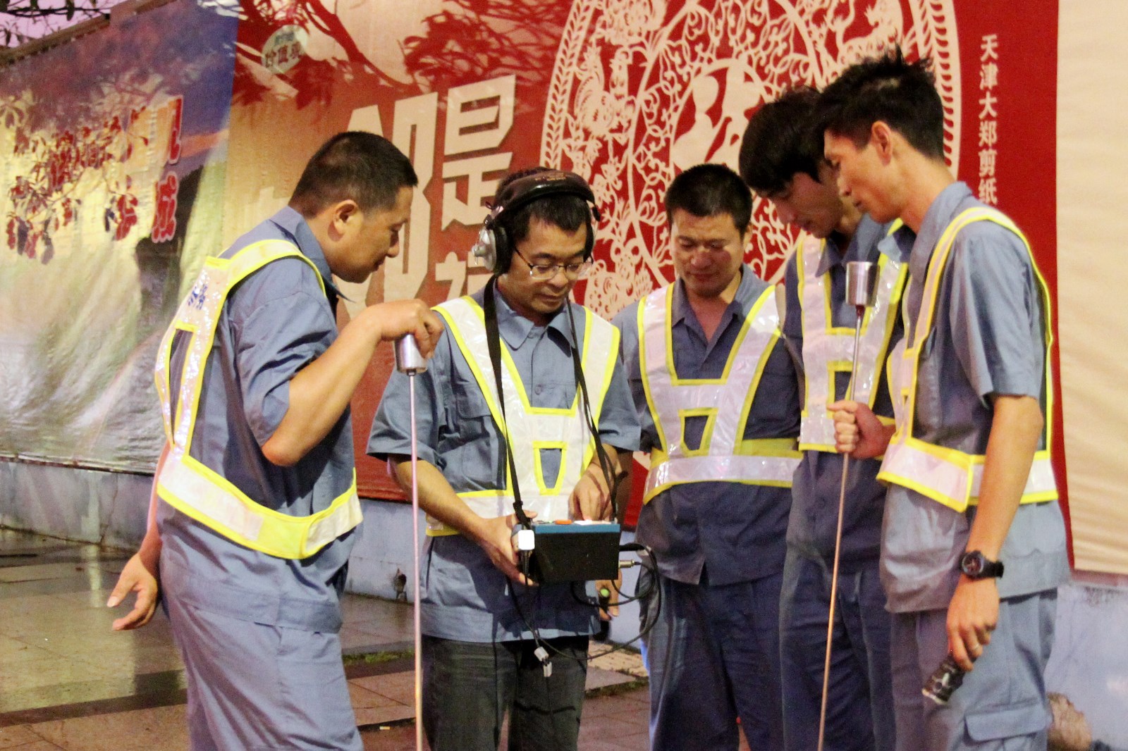 03-林華海（左二）與檢漏組組員利用聽(tīng)漏儀進(jìn)行探漏.jpg
