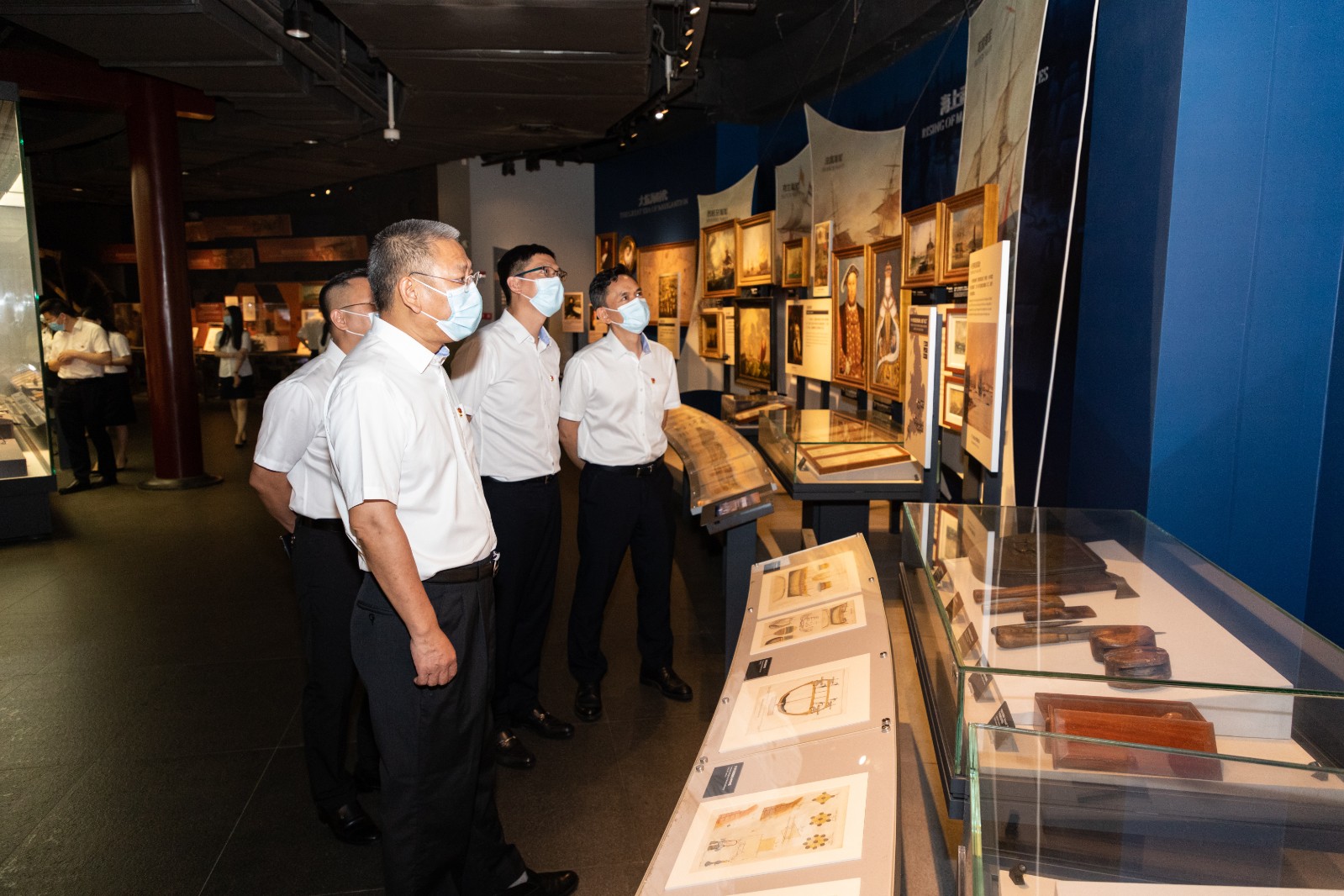 黨員認真參觀虎門海戰(zhàn)博物館陳列資料.jpg 黨員認真參觀虎門海戰(zhàn)博物館陳列資料.jpg