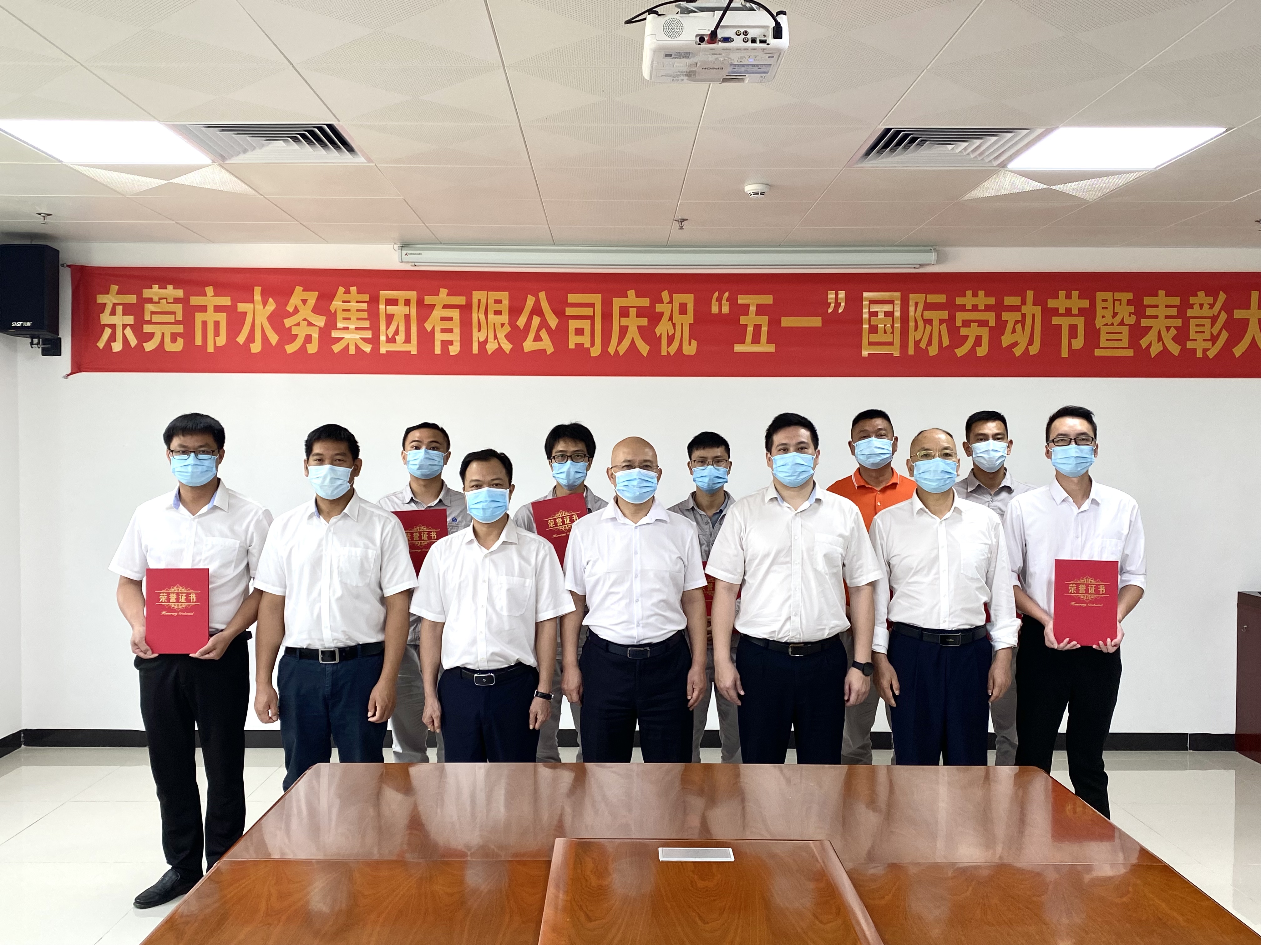 工程公司領(lǐng)導(dǎo)班子與先進(jìn)個(gè)人合照.jpg 工程公司領(lǐng)導(dǎo)班子與先進(jìn)個(gè)人合照.jpg