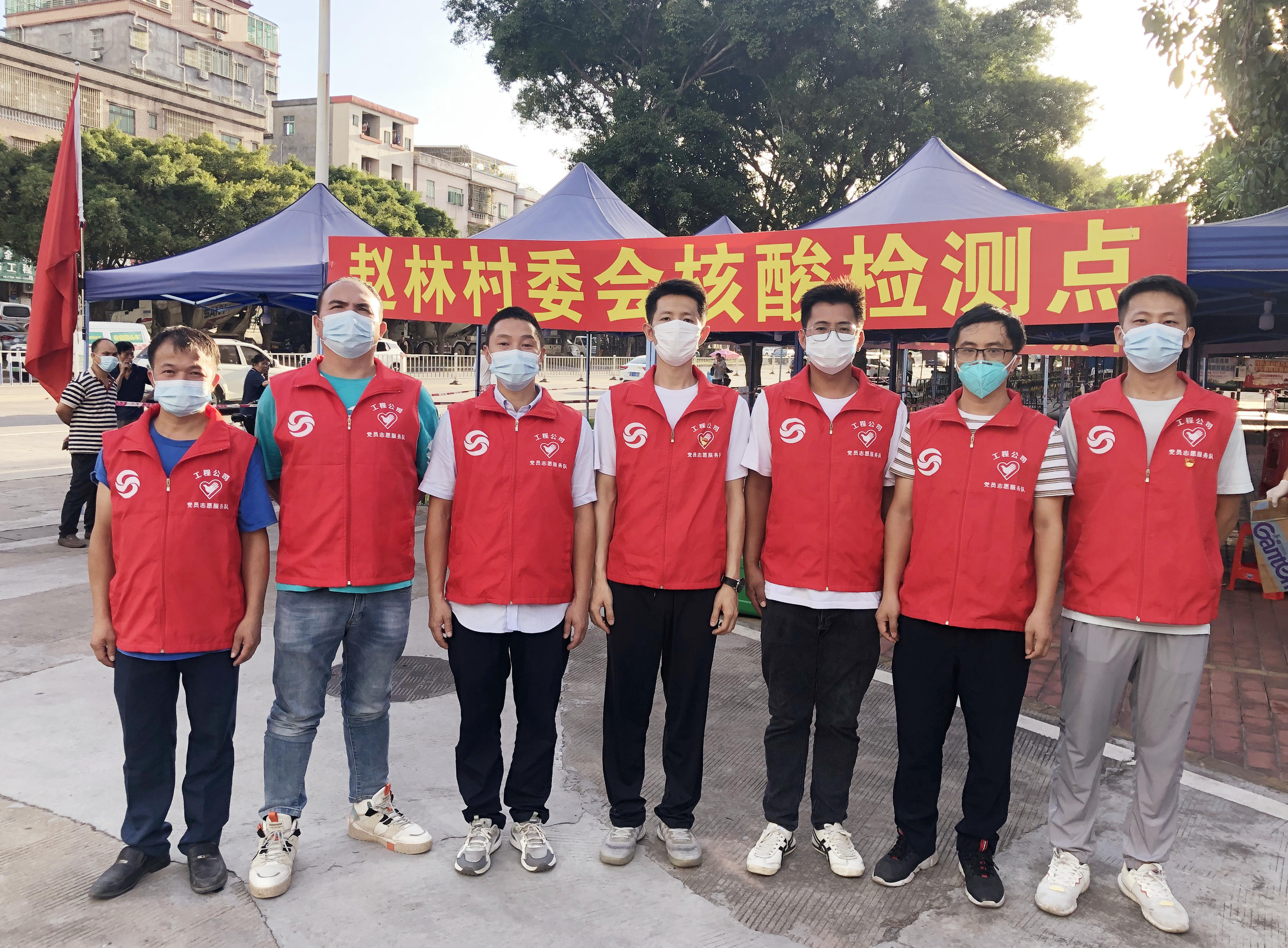 圖注:工程公司支援趙林村委會核酸檢測點工作_副本.jpg 圖注:工程公司支援趙林村委會核酸檢測點工作_副本.jpg