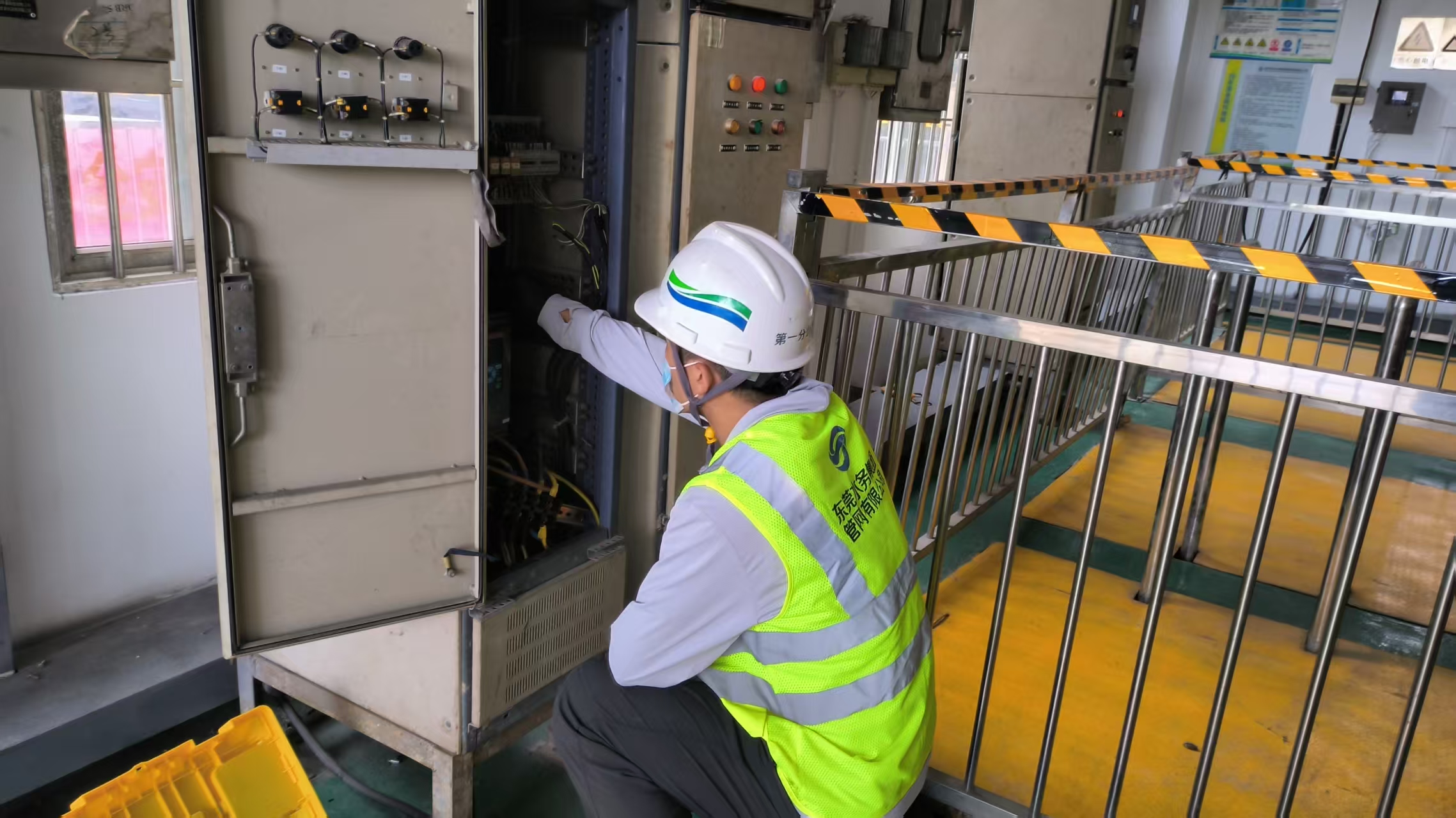 萬(wàn)江街道新谷涌地面泵站 檢查1號(hào)軟啟動(dòng)器.jpg