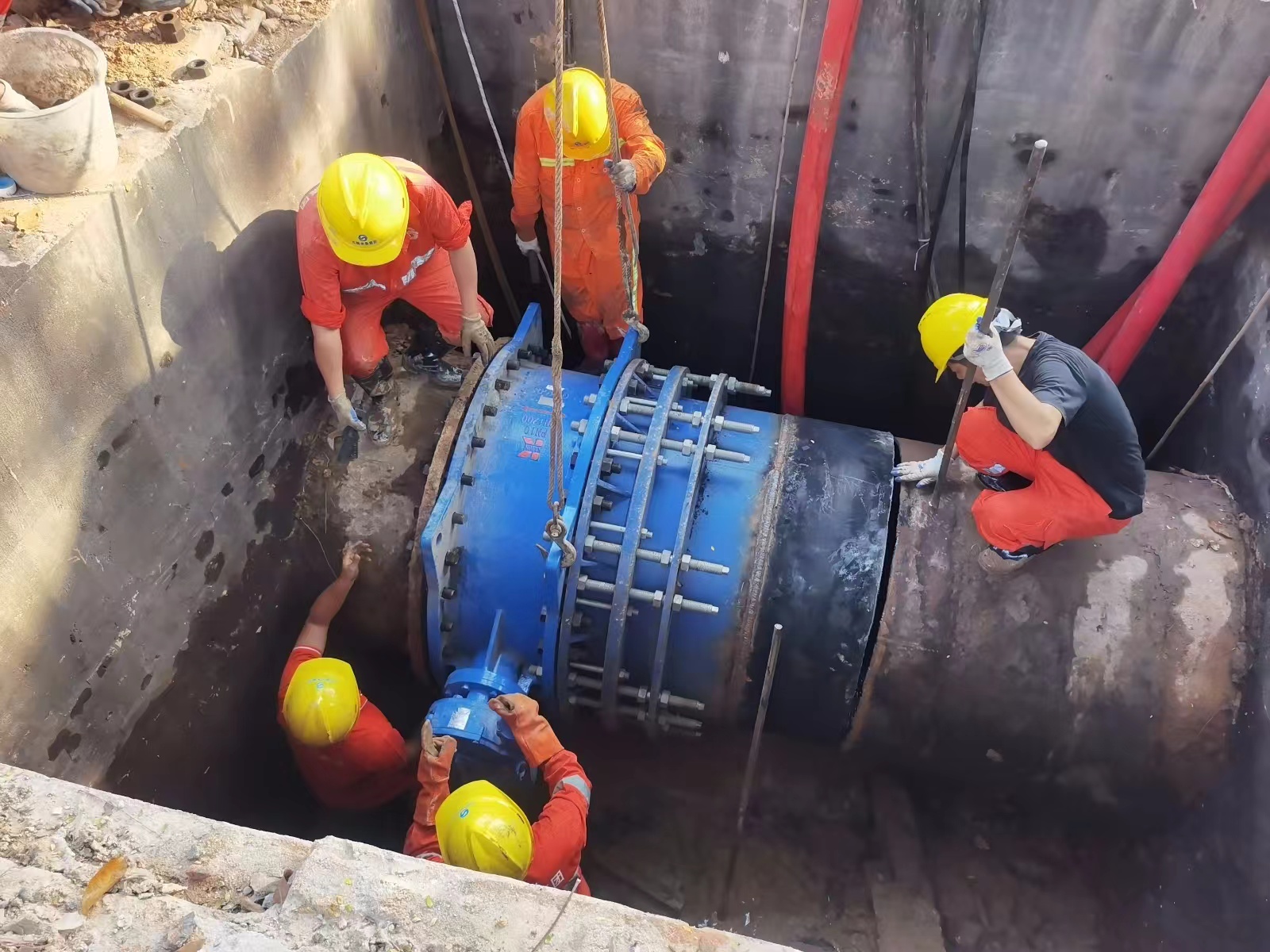 圖2:DN1200供水管道搶修現(xiàn)場.jpg 圖2:DN1200供水管道搶修現(xiàn)場.jpg