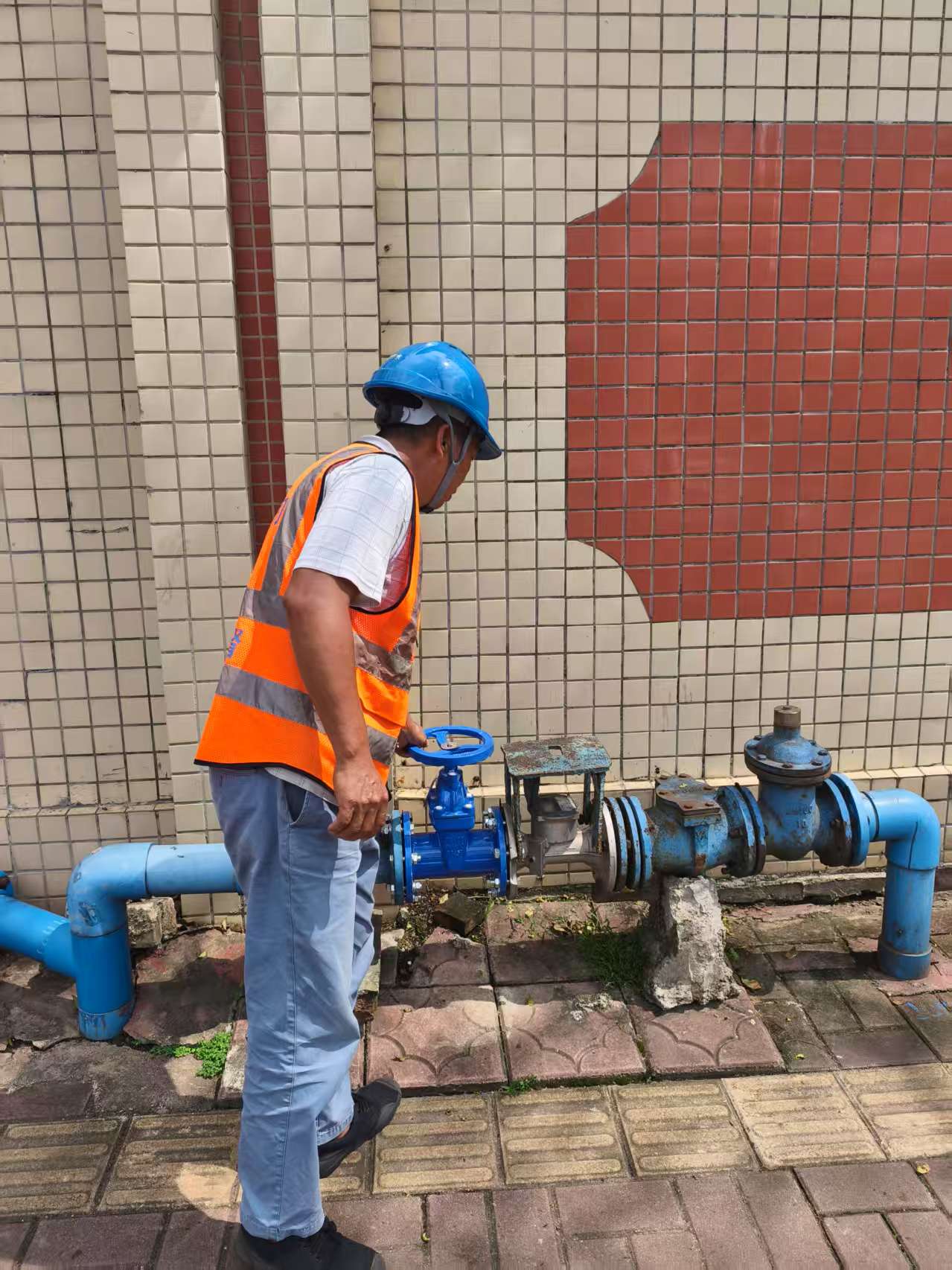 虎門中學(xué)閥門檢查.jpg 虎門中學(xué)閥門檢查.jpg