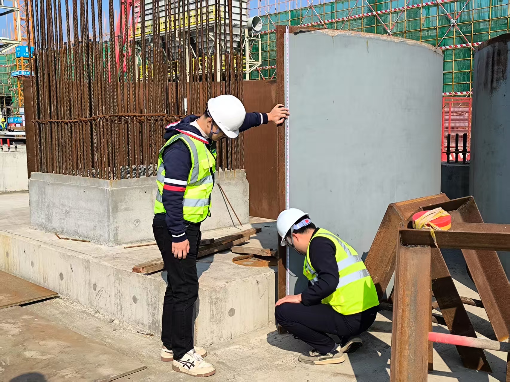 2.4 公司一線黨員積極在崗位中發(fā)揮先鋒模范作用，帶頭開展安全設備檢查工作。.jpg