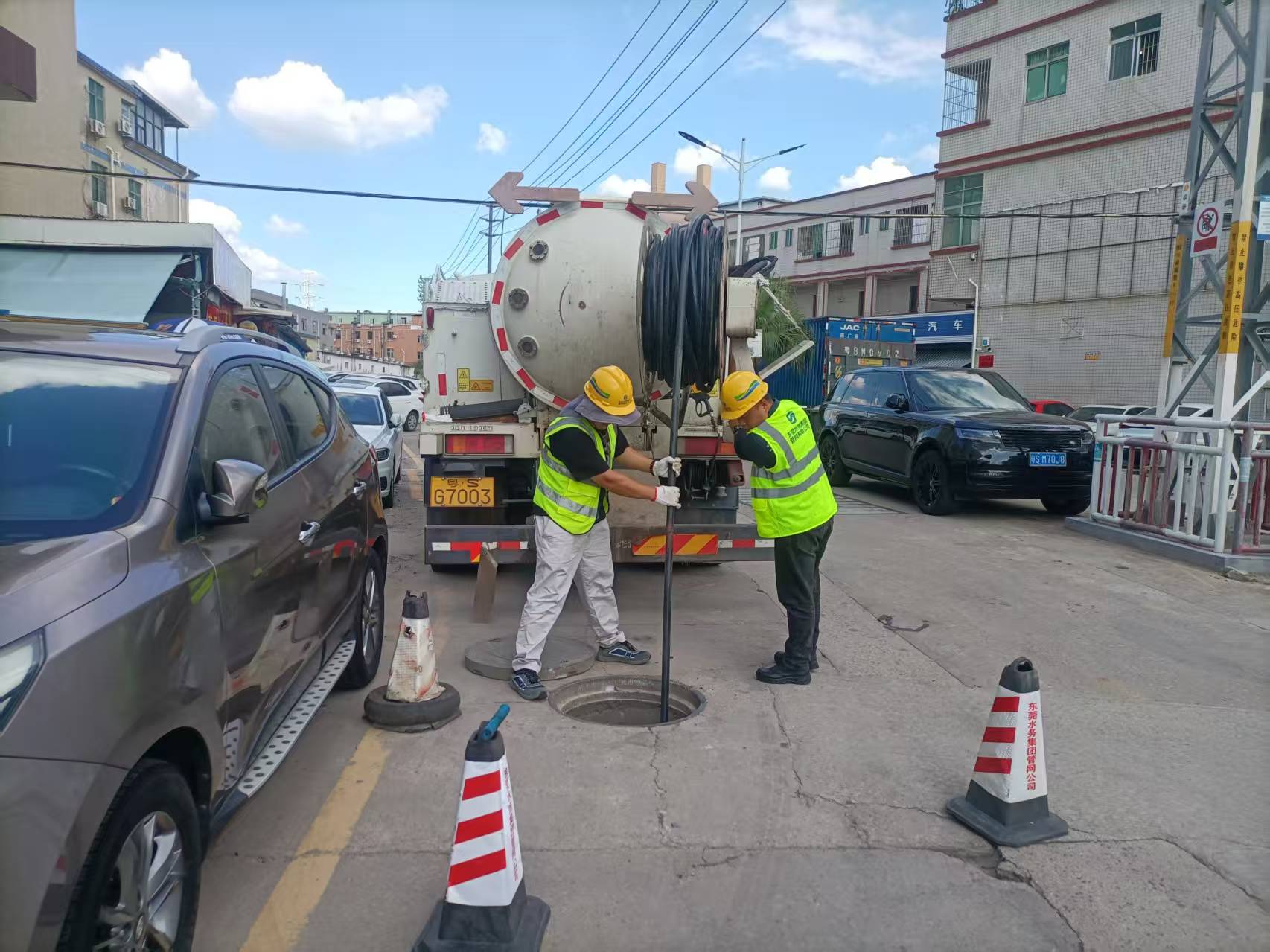 黃江片區(qū)-高壓清疏車作業(yè)、工人清理截流井格柵的照片（清疏攻堅(jiān)）-3.jpg