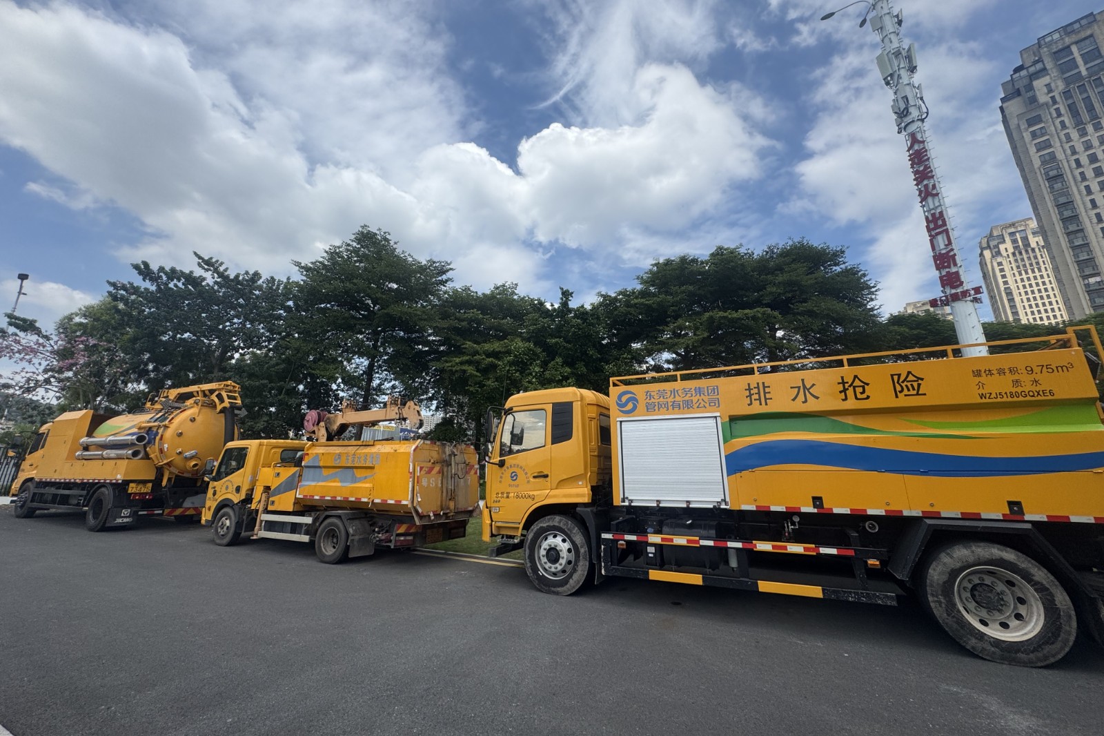 龍吸水等搶險(xiǎn)車(chē)輛準(zhǔn)備就位.jpg